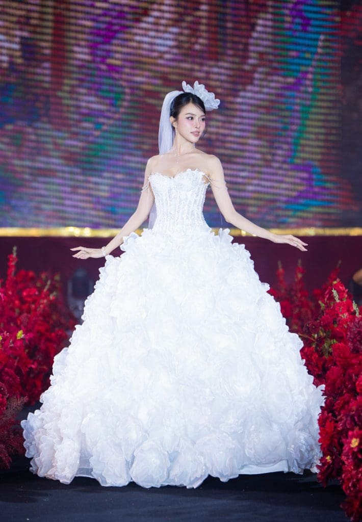 Á hậu Hương Ly, á hậu Hạnh Nguyên đẹp rạng rỡ khi diện váy cưới tại "Vietnam Iconic Runway"- Ảnh 5.