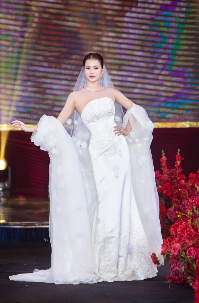 Á hậu Hương Ly, á hậu Hạnh Nguyên đẹp rạng rỡ khi diện váy cưới tại "Vietnam Iconic Runway"- Ảnh 4.