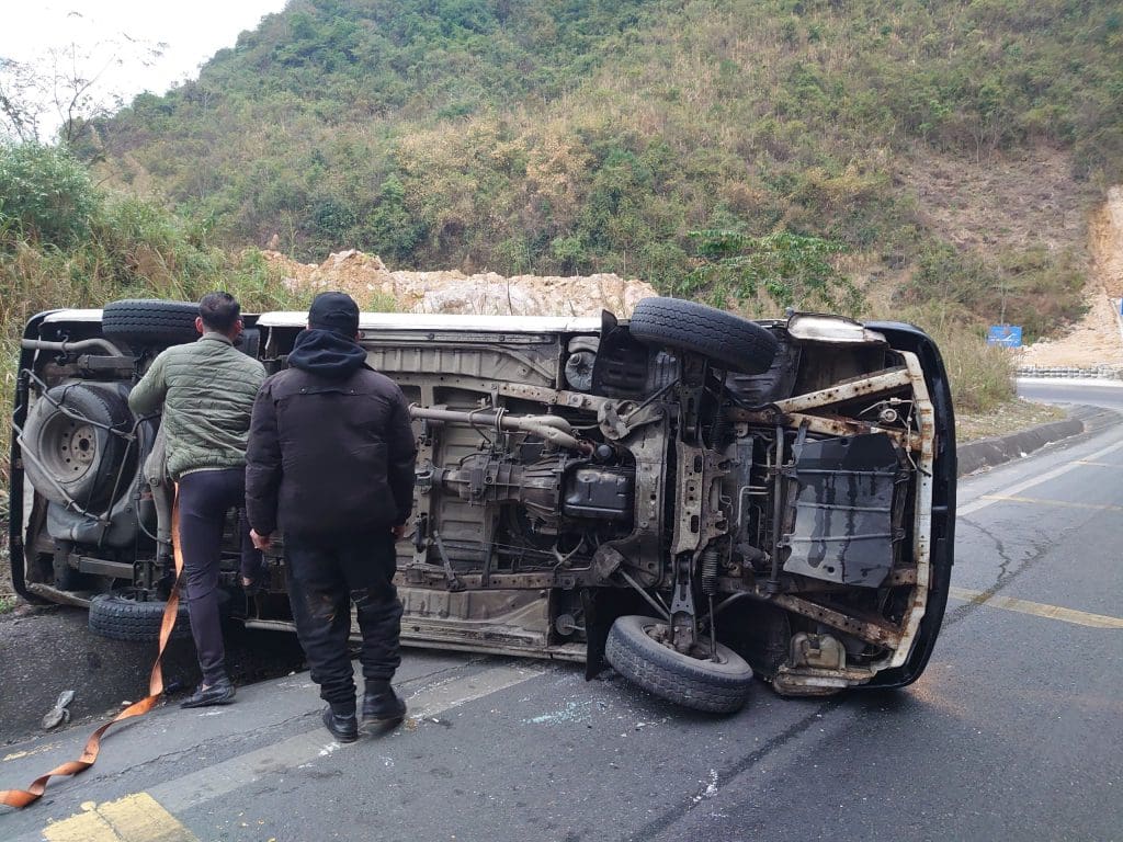 Phim kinh dị "Đồi hành xác: Tà thuyết đen trở lại" sử dụng hơn 50 chiếc ô tô, lật xe giả thành thật trên đường đèo - Ảnh 6.