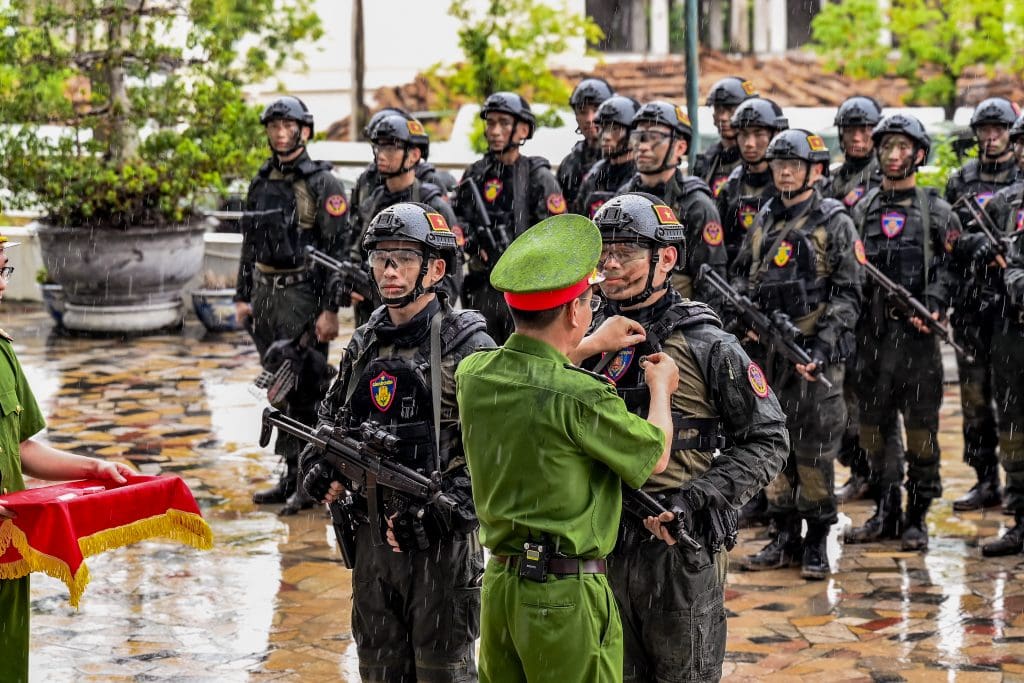 "Chiến sĩ quả cảm" tập 10: Binz thích thú khi gặp gỡ những “đồng đội 4 chân”, MONO - Hưng Nguyễn nghẹn ngào trong ngày chia tay- Ảnh 7.