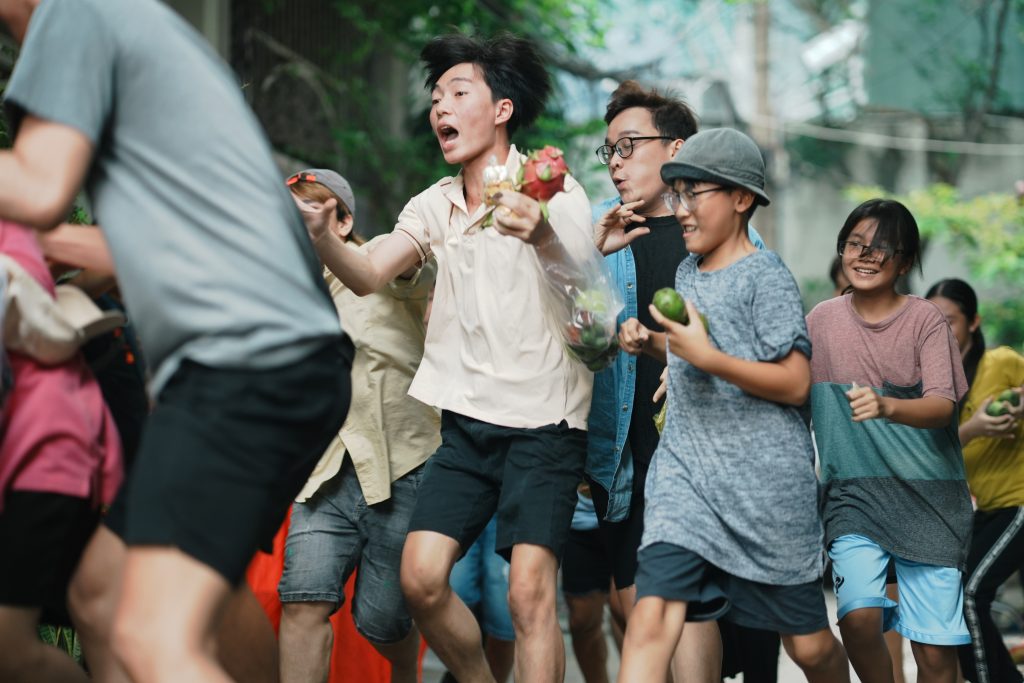 Lê Khánh "xả thân" giành giật hết mình ngày cúng cô hồn trong "Cục vàng của ngoại"- Ảnh 1.
