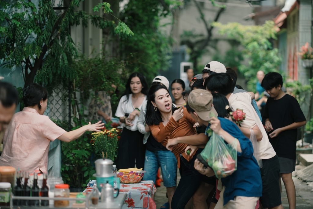 Lê Khánh "xả thân" giành giật hết mình ngày cúng cô hồn trong "Cục vàng của ngoại"- Ảnh 2.