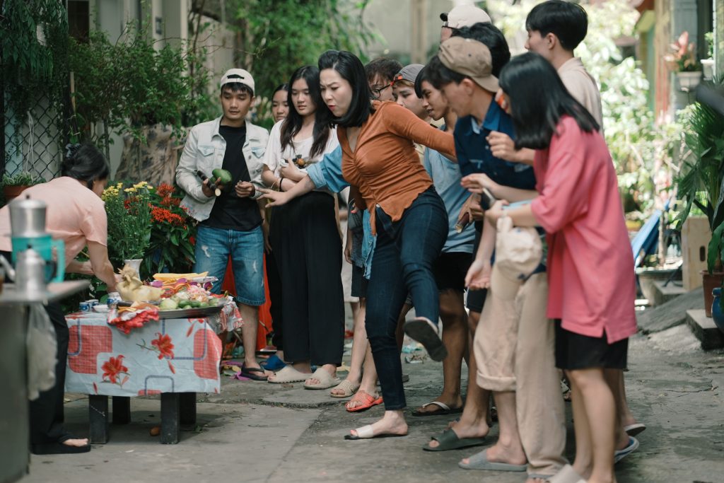 Lê Khánh "xả thân" giành giật hết mình ngày cúng cô hồn trong "Cục vàng của ngoại"- Ảnh 4.