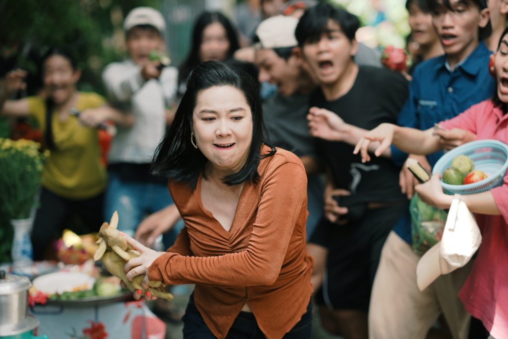 Lê Khánh "xả thân" giành giật hết mình ngày cúng cô hồn trong "Cục vàng của ngoại"- Ảnh 5.