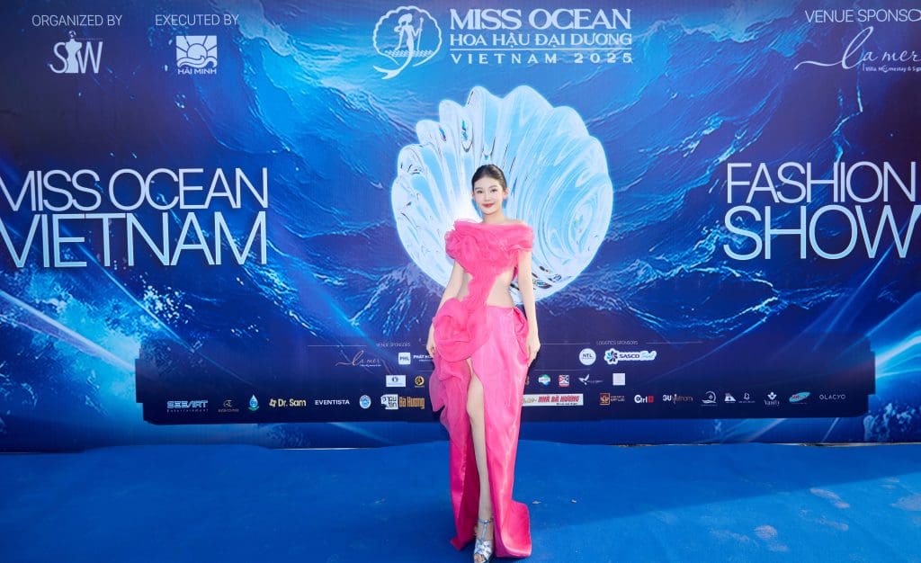 Ngọc Châu diễn vedette, Thu Uyên mở màn BST mới của NTK Hoàng Minh Hà tại Miss Ocean Fashion Show 2025- Ảnh 1.