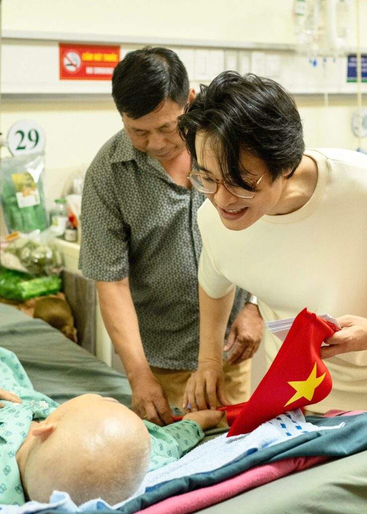 Hà Anh Tuấn tặng quà cho bệnh nhân tại Bệnh viện Ung bướu TP.HCM dịp Lễ 2/9- Ảnh 1.