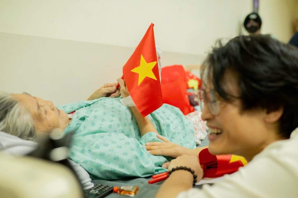 Hà Anh Tuấn tặng quà cho bệnh nhân tại Bệnh viện Ung bướu TP.HCM dịp Lễ 2/9- Ảnh 2.