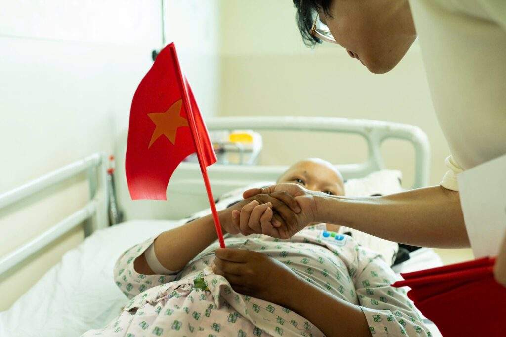 Hà Anh Tuấn tặng quà cho bệnh nhân tại Bệnh viện Ung bướu TP.HCM dịp Lễ 2/9- Ảnh 3.