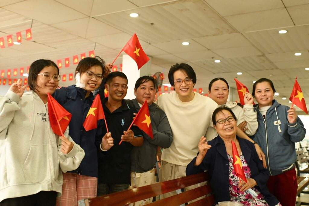 Hà Anh Tuấn tặng quà cho bệnh nhân tại Bệnh viện Ung bướu TP.HCM dịp Lễ 2/9- Ảnh 4.