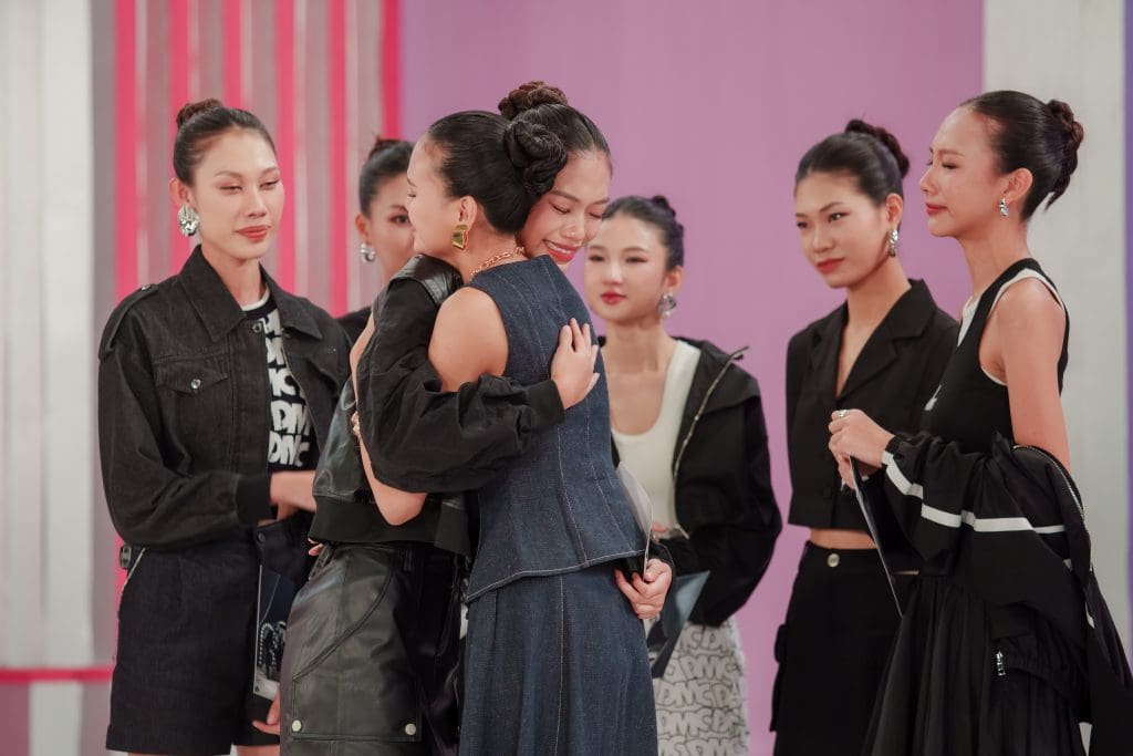 Top 7 "Vietnam’s Next Top Model 2025" bước vào thử thách chụp hình đôi "đỏ mặt tía tai": Mai Hoa tỏa sáng, Mi Lan phải tiếc nuối ra về- Ảnh 5.
