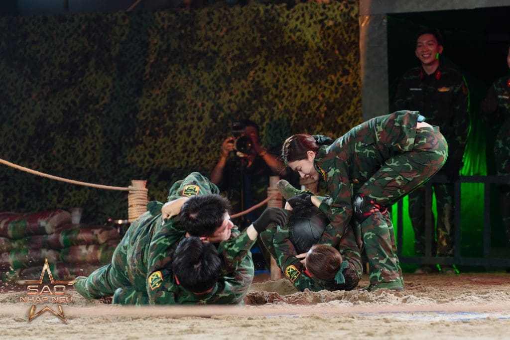 "Sao nhập ngũ" tập 7: Hòa Minzy bị Thiên Ân nhấc bổng trong cuộc thi tranh bóng- Ảnh 3.