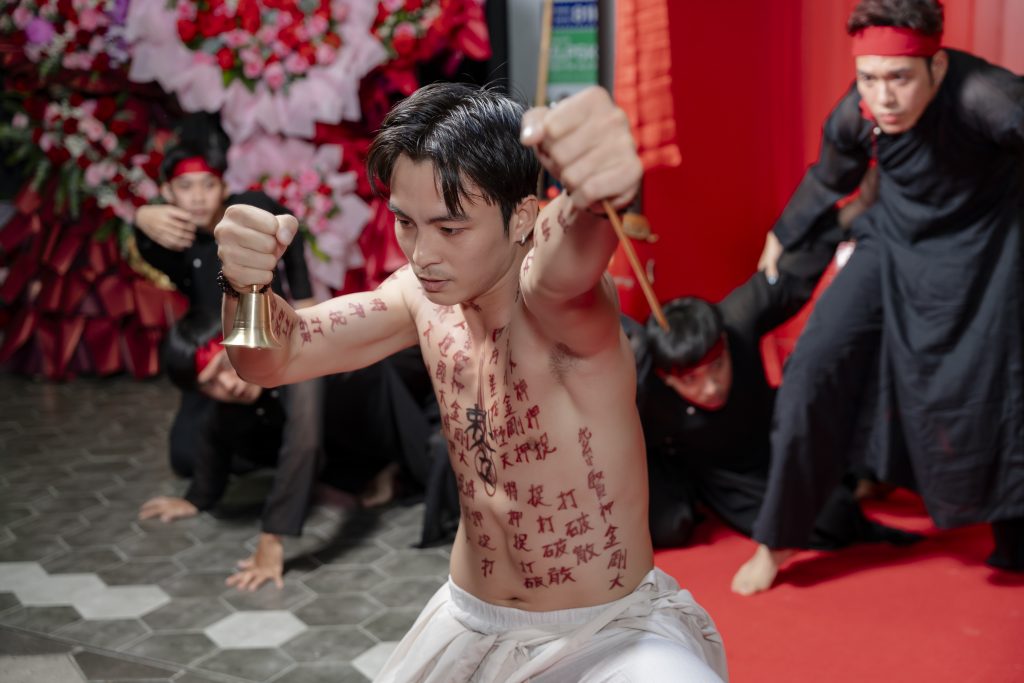 Dàn sao Việt hội ngộ ở thảm đỏ “Khế ước bán dâu”, Lãnh Thanh hóa thân thành thầy trừ tà- Ảnh 4.