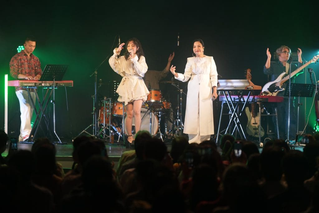 Mỹ Linh cùng ông xã Anh Quân, con gái Mỹ Anh mở màn tour châu Á tại Nhật Bản- Ảnh 2.
