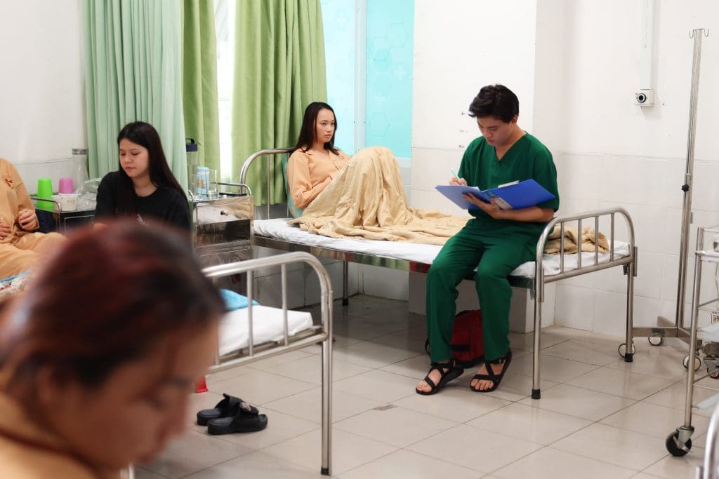 Huỳnh Lập tái xuất với “Một nén nhang”, câu chuyện ranh giới sống – chết tại bệnh viện gây ám ảnh- Ảnh 5.