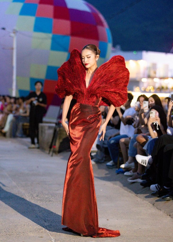 Ngọc Châu diễn vedette, Thu Uyên mở màn BST mới của NTK Hoàng Minh Hà tại Miss Ocean Fashion Show 2025- Ảnh 9.