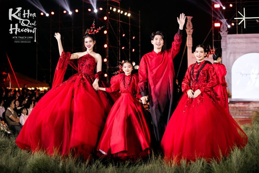 Nguyễn Minh Công “biến hóa” 20 loại bánh dân gian miền Tây lên sàn runway trong triển lãm 10 năm làm nghề- Ảnh 2.