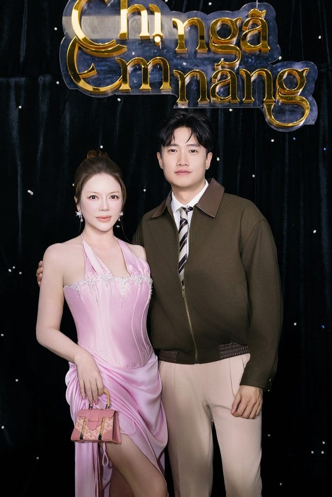 Lý Nhã Kỳ biến hóa khi "chạy show", hết gợi cảm bên Quốc Trường lại sắc sảo ủng hộ NTK Linh San- Ảnh 1.