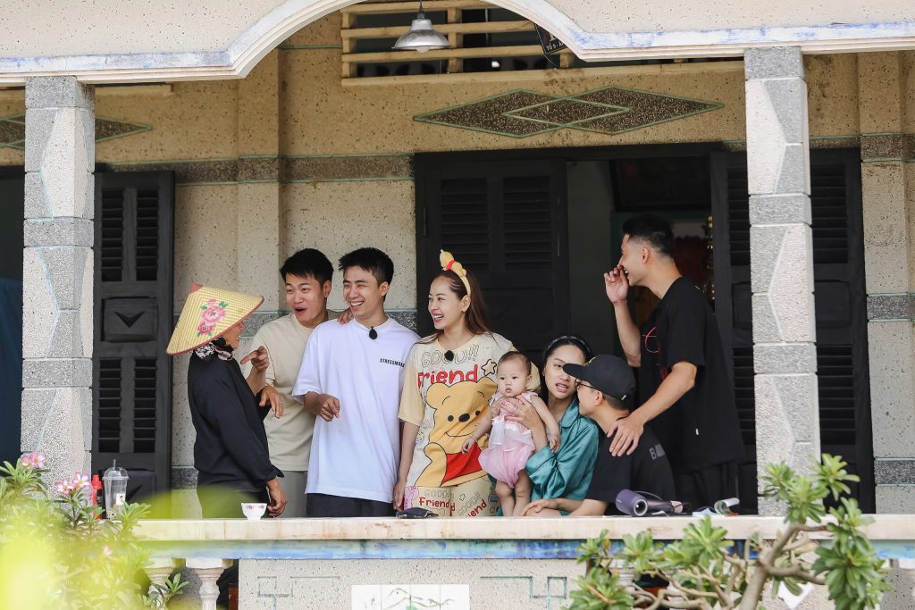 Chi Pu, Hương Giang và Ninh Dương Story tá hỏa khi lần đầu chăm em tại tập 3 "Hàng xóm mới"- Ảnh 1. Chi Pu, Hương Giang và Ninh Dương Story tá hỏa khi lần đầu chăm em tại tập 3 "Hàng xóm mới"- Ảnh 1.