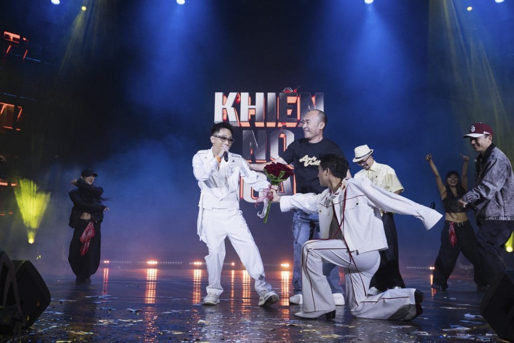 Fan meeting nhiều "sít rịt" nhất gọi tên Rhymastic, album "Đâu ai yêu nghệ thuật đến thế" được công bố bất ngờ- Ảnh 2. Fan meeting nhiều "sít rịt" nhất gọi tên Rhymastic, album "Đâu ai yêu nghệ thuật đến thế" được công bố bất ngờ- Ảnh 2.