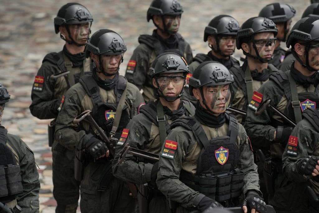 MONO nghẹn ngào trong ngày chia tay lực lượng Phòng chống khủng bố tại "Chiến sĩ quả cảm"- Ảnh 2.