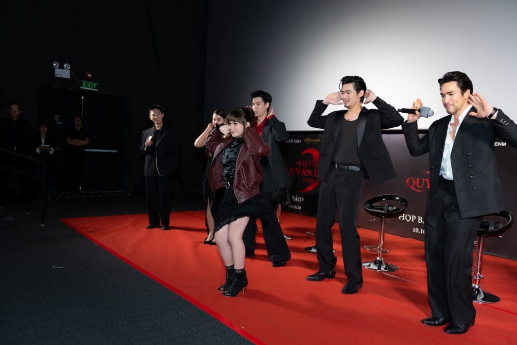 Thảm đỏ "Tee Yod: Quỷ ăn tạng" phần 3 bùng nổ visual với “5 anh em” nhà Nadech Kugimiya- Ảnh 4.