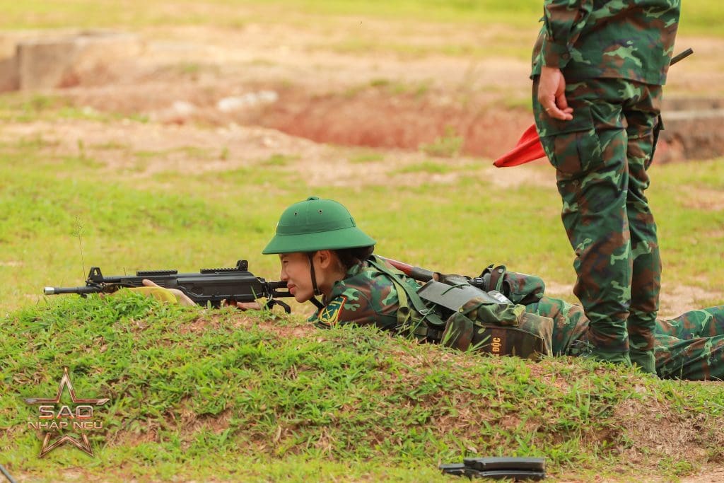 "Sao nhập ngũ 2025" tập 9: Chi Pu lúng túng trong phần bắn súng, Mũi Trưởng Long chúc mừng sinh nhật Hậu Hoàng - Ảnh 1.