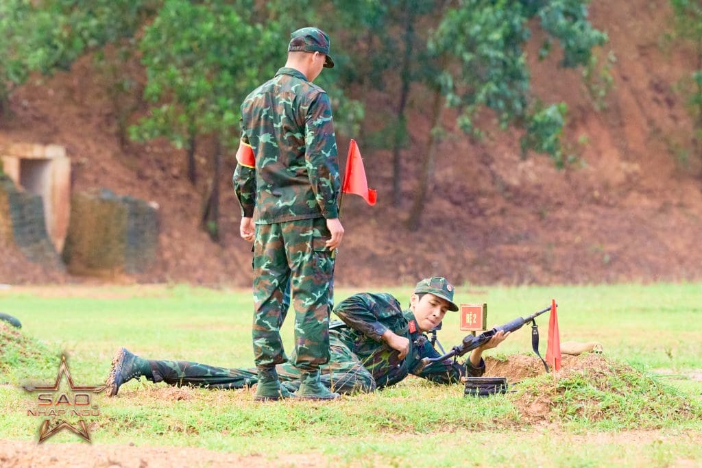 "Sao nhập ngũ 2025" tập 9: Chi Pu lúng túng trong phần bắn súng, Mũi Trưởng Long chúc mừng sinh nhật Hậu Hoàng - Ảnh 5.