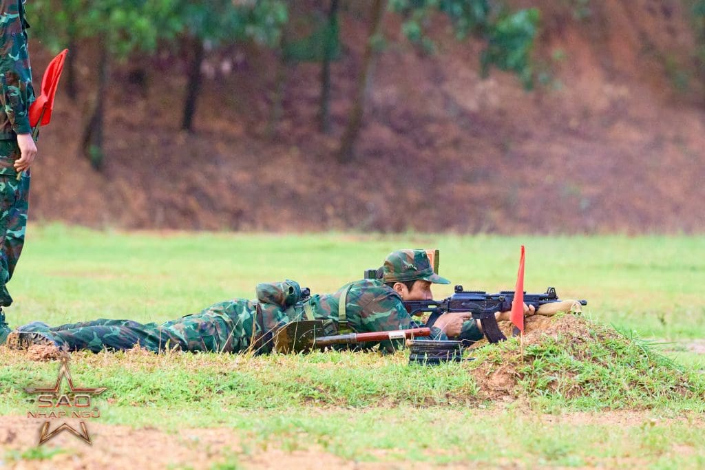 "Sao nhập ngũ 2025" tập 9: Chi Pu lúng túng trong phần bắn súng, Mũi Trưởng Long chúc mừng sinh nhật Hậu Hoàng - Ảnh 3.