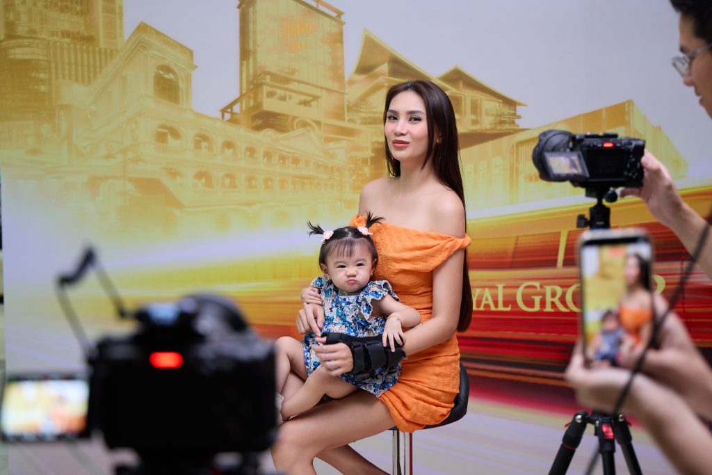 Hoa hậu Phương Linh bị Võ Hoàng Yến nhận xét có nguy cơ "out top", đứng vỗ tay cho thí sinh khác tại Miss Cosmo 2025- Ảnh 6. Hoa hậu Phương Linh bị Võ Hoàng Yến nhận xét có nguy cơ "out top", đứng vỗ tay cho thí sinh khác tại Miss Cosmo 2025- Ảnh 6.