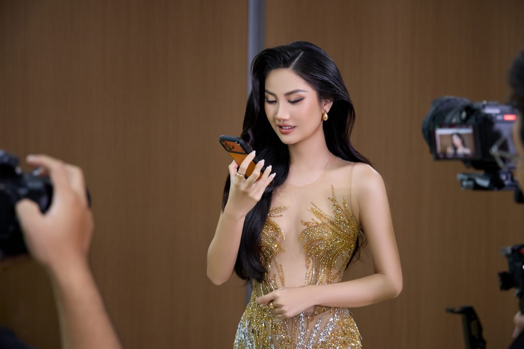 Hoa hậu Phương Linh bị Võ Hoàng Yến nhận xét có nguy cơ "out top", đứng vỗ tay cho thí sinh khác tại Miss Cosmo 2025- Ảnh 7. Hoa hậu Phương Linh bị Võ Hoàng Yến nhận xét có nguy cơ "out top", đứng vỗ tay cho thí sinh khác tại Miss Cosmo 2025- Ảnh 7.