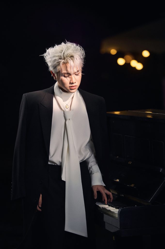 CAPTAIN BOY đối diện với chính mình, “hồi tưởng” những ngày giãn cách vì COVID-19 trong MV "Giá mà anh" - Ảnh 2. CAPTAIN BOY đối diện với chính mình, “hồi tưởng” những ngày giãn cách vì COVID-19 trong MV "Giá mà anh" - Ảnh 2.