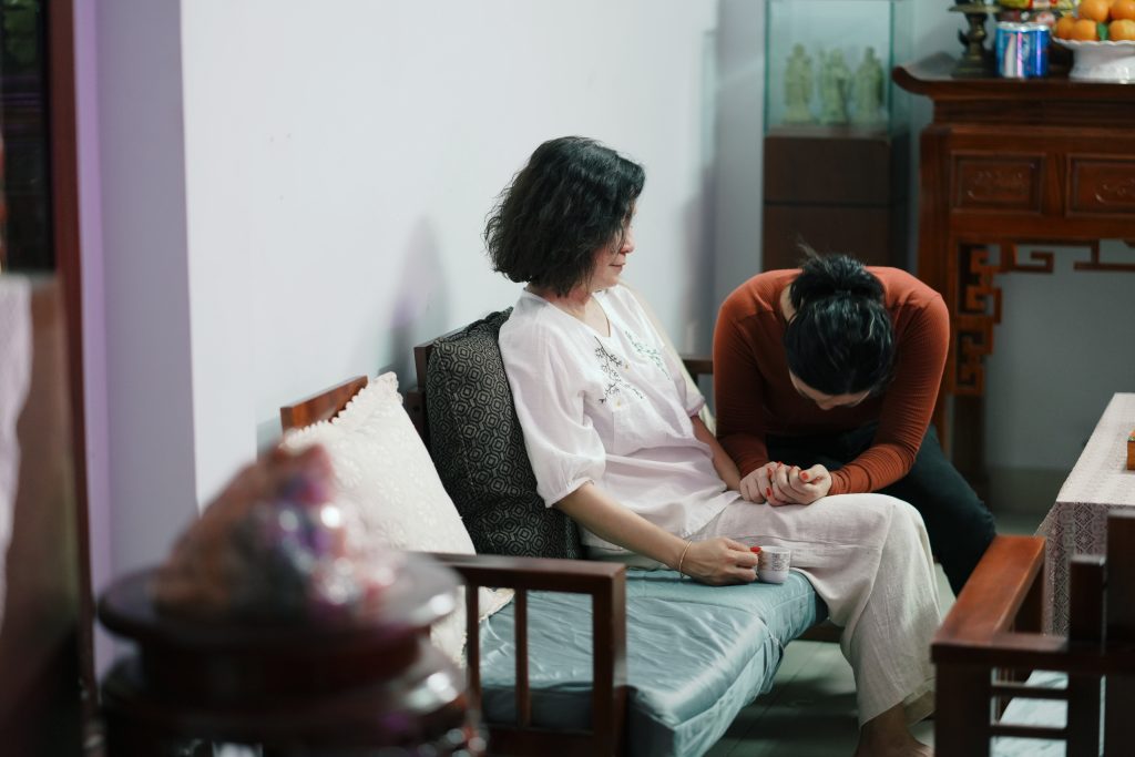 Lê Khánh cầu xin Hồng Đào “cứu” mình thoát khỏi nợ nần trong "Cục vàng của ngoại"- Ảnh 4. Lê Khánh cầu xin Hồng Đào “cứu” mình thoát khỏi nợ nần trong "Cục vàng của ngoại"- Ảnh 4.