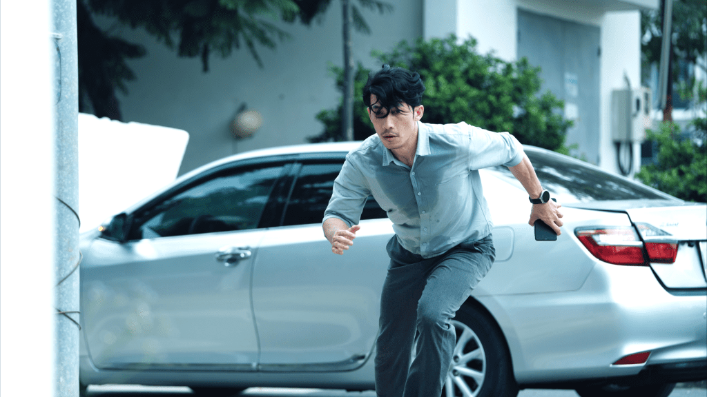 Liên Bỉnh Phát trở lại màn ảnh, lần đầu vén màn câu chuyện lừa đảo qua điện thoại tại Việt Nam trong “Bẫy tiền”- Ảnh 2. Liên Bỉnh Phát trở lại màn ảnh, lần đầu vén màn câu chuyện lừa đảo qua điện thoại tại Việt Nam trong “Bẫy tiền”- Ảnh 2.