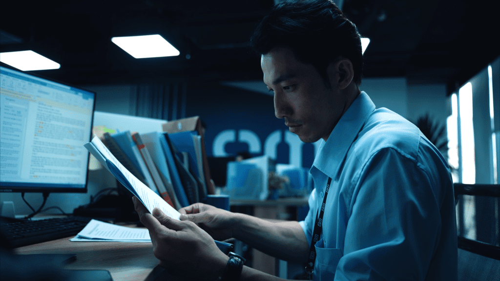 Liên Bỉnh Phát trở lại màn ảnh, lần đầu vén màn câu chuyện lừa đảo qua điện thoại tại Việt Nam trong “Bẫy tiền”- Ảnh 3. Liên Bỉnh Phát trở lại màn ảnh, lần đầu vén màn câu chuyện lừa đảo qua điện thoại tại Việt Nam trong “Bẫy tiền”- Ảnh 3.