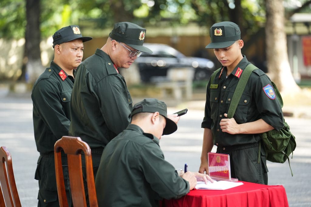 MONO gây ấn tượng mạnh trong "Chiến sĩ quả cảm": Khi nghệ sĩ trẻ hóa thân thành “em út thép” của đội đặc nhiệm- Ảnh 1. MONO gây ấn tượng mạnh trong "Chiến sĩ quả cảm": Khi nghệ sĩ trẻ hóa thân thành “em út thép” của đội đặc nhiệm- Ảnh 1.