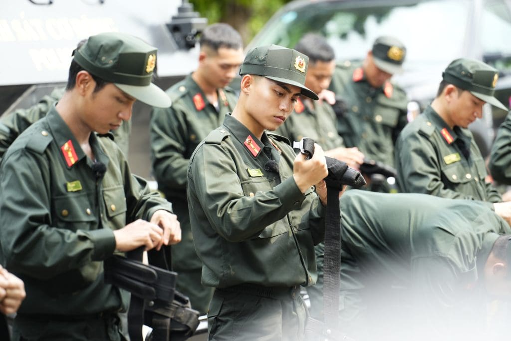 MONO gây ấn tượng mạnh trong "Chiến sĩ quả cảm": Khi nghệ sĩ trẻ hóa thân thành “em út thép” của đội đặc nhiệm- Ảnh 2. MONO gây ấn tượng mạnh trong "Chiến sĩ quả cảm": Khi nghệ sĩ trẻ hóa thân thành “em út thép” của đội đặc nhiệm- Ảnh 2.