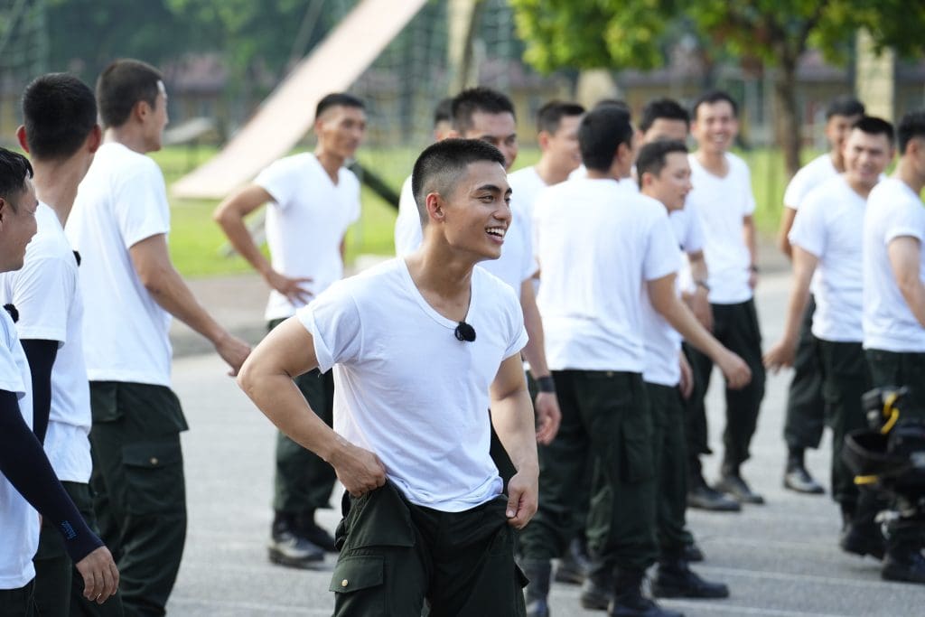 MONO gây ấn tượng mạnh trong "Chiến sĩ quả cảm": Khi nghệ sĩ trẻ hóa thân thành “em út thép” của đội đặc nhiệm- Ảnh 3. MONO gây ấn tượng mạnh trong "Chiến sĩ quả cảm": Khi nghệ sĩ trẻ hóa thân thành “em út thép” của đội đặc nhiệm- Ảnh 3.