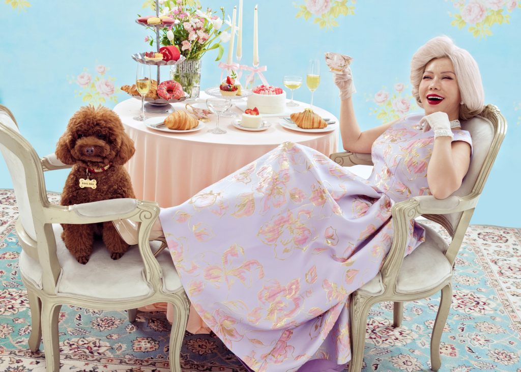 "Cục vàng của ngoại" dẫn đầu phòng vé, Việt Hương - Hồng Đào lột xác thành "Bà Thơ" fashionista sang chảnh- Ảnh 4. "Cục vàng của ngoại" dẫn đầu phòng vé, Việt Hương - Hồng Đào lột xác thành "Bà Thơ" fashionista sang chảnh- Ảnh 4.