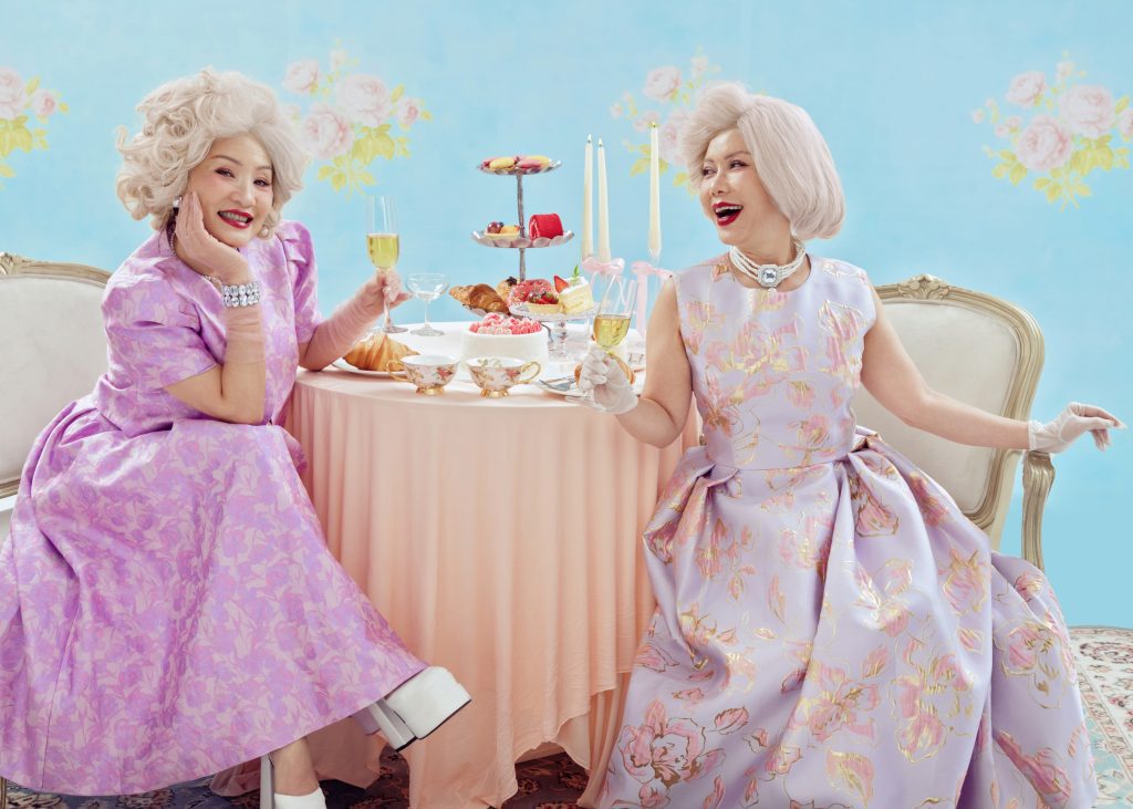 "Cục vàng của ngoại" dẫn đầu phòng vé, Việt Hương - Hồng Đào lột xác thành "Bà Thơ" fashionista sang chảnh- Ảnh 2. "Cục vàng của ngoại" dẫn đầu phòng vé, Việt Hương - Hồng Đào lột xác thành "Bà Thơ" fashionista sang chảnh- Ảnh 2.