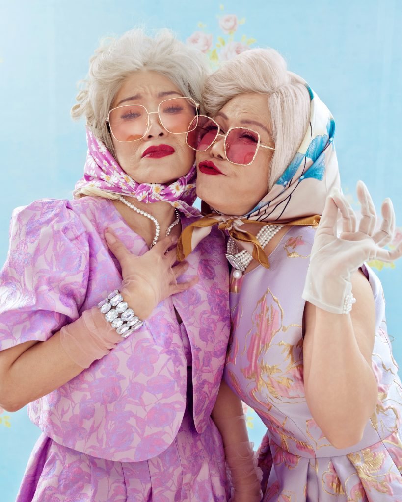 "Cục vàng của ngoại" dẫn đầu phòng vé, Việt Hương - Hồng Đào lột xác thành "Bà Thơ" fashionista sang chảnh- Ảnh 3. "Cục vàng của ngoại" dẫn đầu phòng vé, Việt Hương - Hồng Đào lột xác thành "Bà Thơ" fashionista sang chảnh- Ảnh 3.