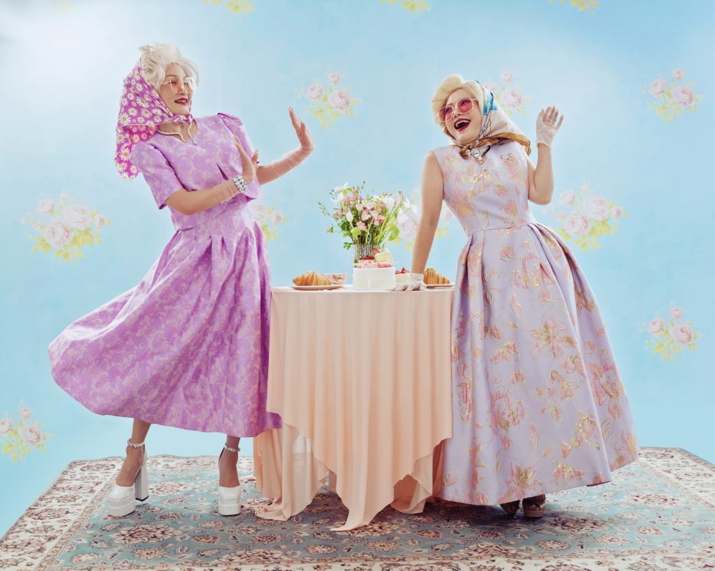 "Cục vàng của ngoại" dẫn đầu phòng vé, Việt Hương - Hồng Đào lột xác thành "Bà Thơ" fashionista sang chảnh- Ảnh 1. "Cục vàng của ngoại" dẫn đầu phòng vé, Việt Hương - Hồng Đào lột xác thành "Bà Thơ" fashionista sang chảnh- Ảnh 1.