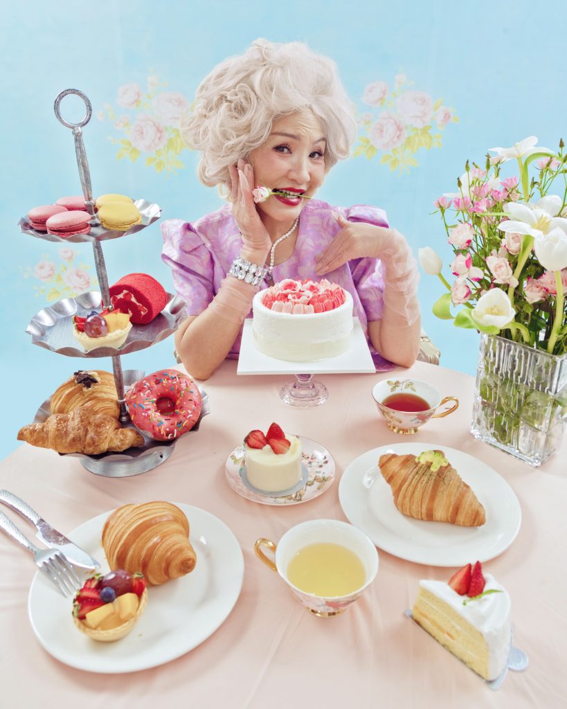 "Cục vàng của ngoại" dẫn đầu phòng vé, Việt Hương - Hồng Đào lột xác thành "Bà Thơ" fashionista sang chảnh- Ảnh 5. "Cục vàng của ngoại" dẫn đầu phòng vé, Việt Hương - Hồng Đào lột xác thành "Bà Thơ" fashionista sang chảnh- Ảnh 5.