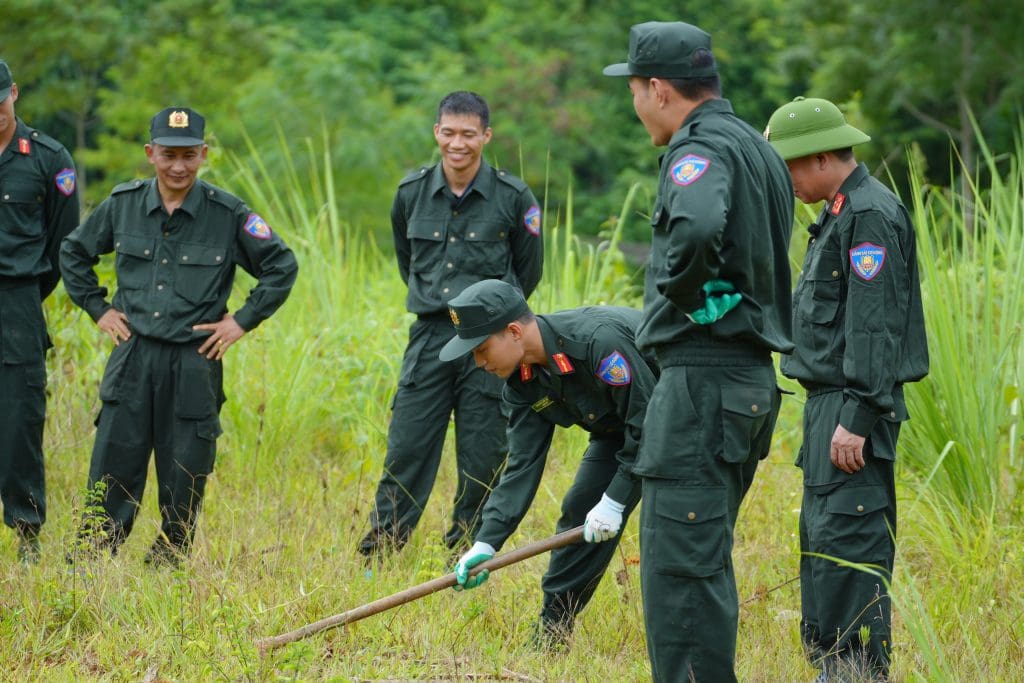 “Chiến sĩ quả cảm” tập 13: MONO trải nghiệm trận chiến trong khói đạn giữa rừng núi Sơn La- Ảnh 6. “Chiến sĩ quả cảm” tập 13: MONO trải nghiệm trận chiến trong khói đạn giữa rừng núi Sơn La- Ảnh 6.