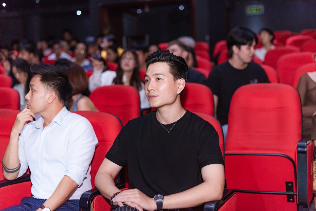 Ca sĩ Phương Vy dẫn chồng Tây và con gái xem nhạc kịch “Once On This Island”- Ảnh 2.