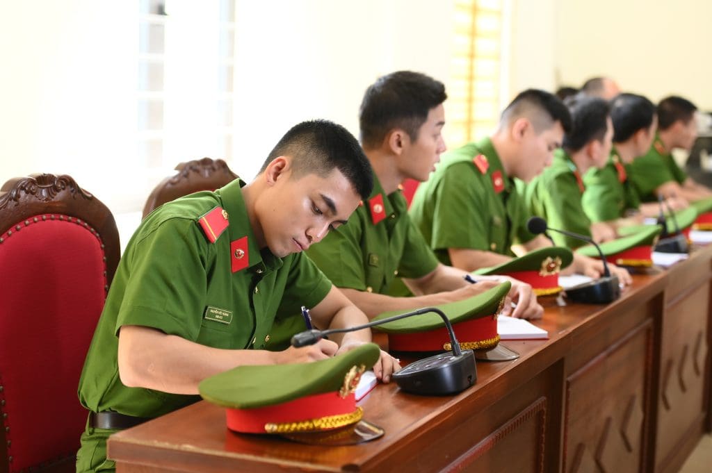 “Chiến sĩ quả cảm” tập 13: MONO trải nghiệm trận chiến trong khói đạn giữa rừng núi Sơn La- Ảnh 7. “Chiến sĩ quả cảm” tập 13: MONO trải nghiệm trận chiến trong khói đạn giữa rừng núi Sơn La- Ảnh 7.