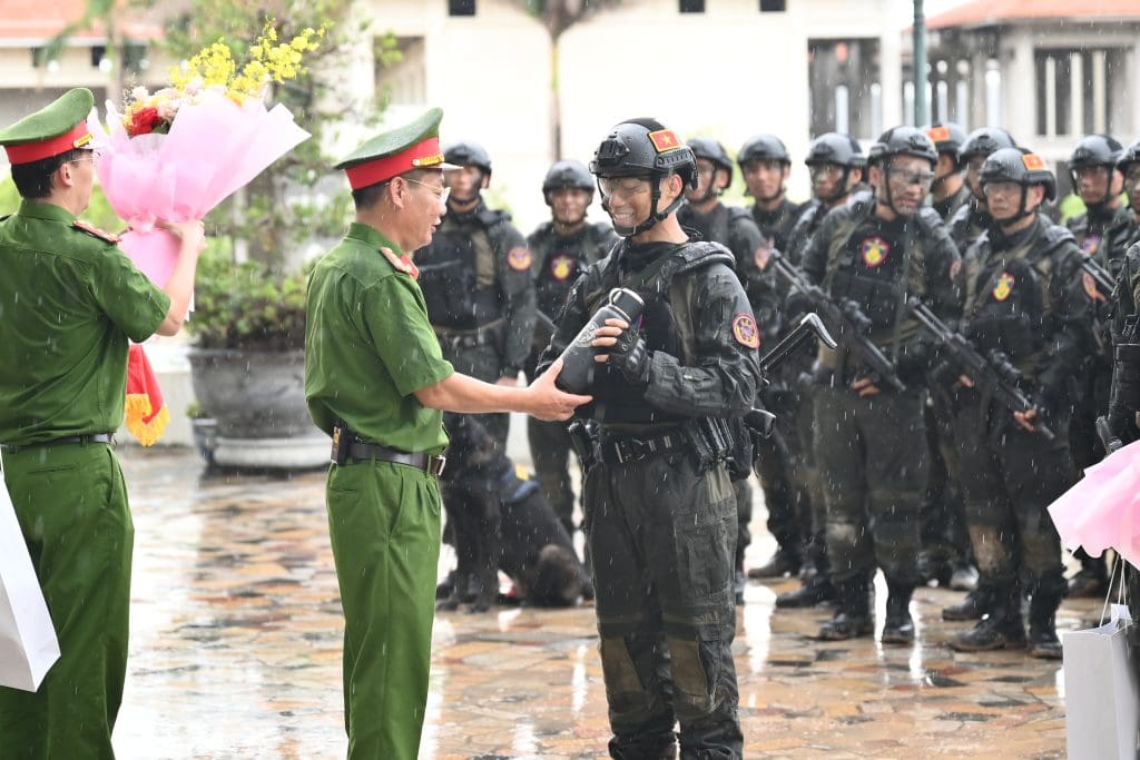 MONO nghẹn ngào trong ngày chia tay lực lượng Phòng chống khủng bố tại "Chiến sĩ quả cảm"- Ảnh 5.