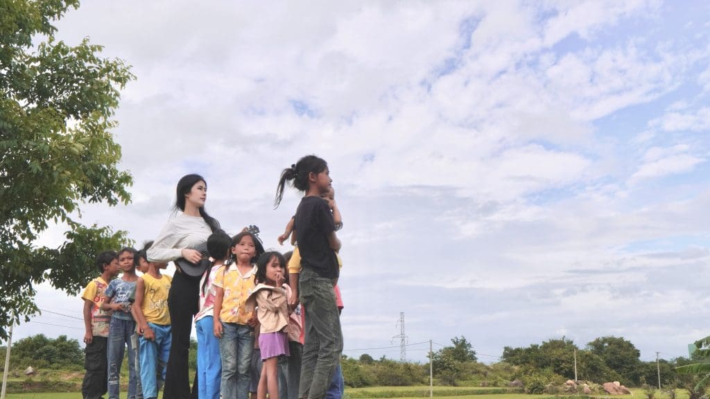 Phúc Anh mời các em bé trong làng phong đóng MV "Trẻ vùng cao", nối dài chuỗi hoạt động ý nghĩa- Ảnh 1.