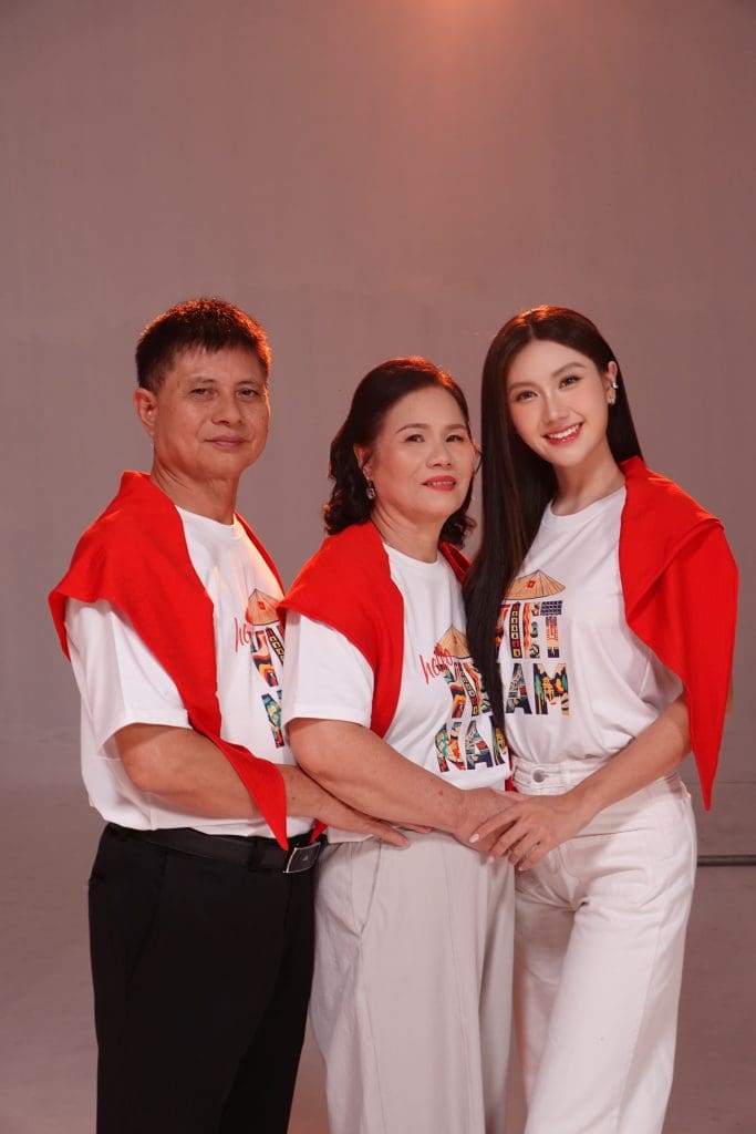 Hoa hậu Phương Linh biến hóa, khắc họa tình yêu Việt Nam trong hình hiệu Road To Miss Cosmo 2025- Ảnh 7. Hoa hậu Phương Linh biến hóa, khắc họa tình yêu Việt Nam trong hình hiệu Road To Miss Cosmo 2025- Ảnh 7.