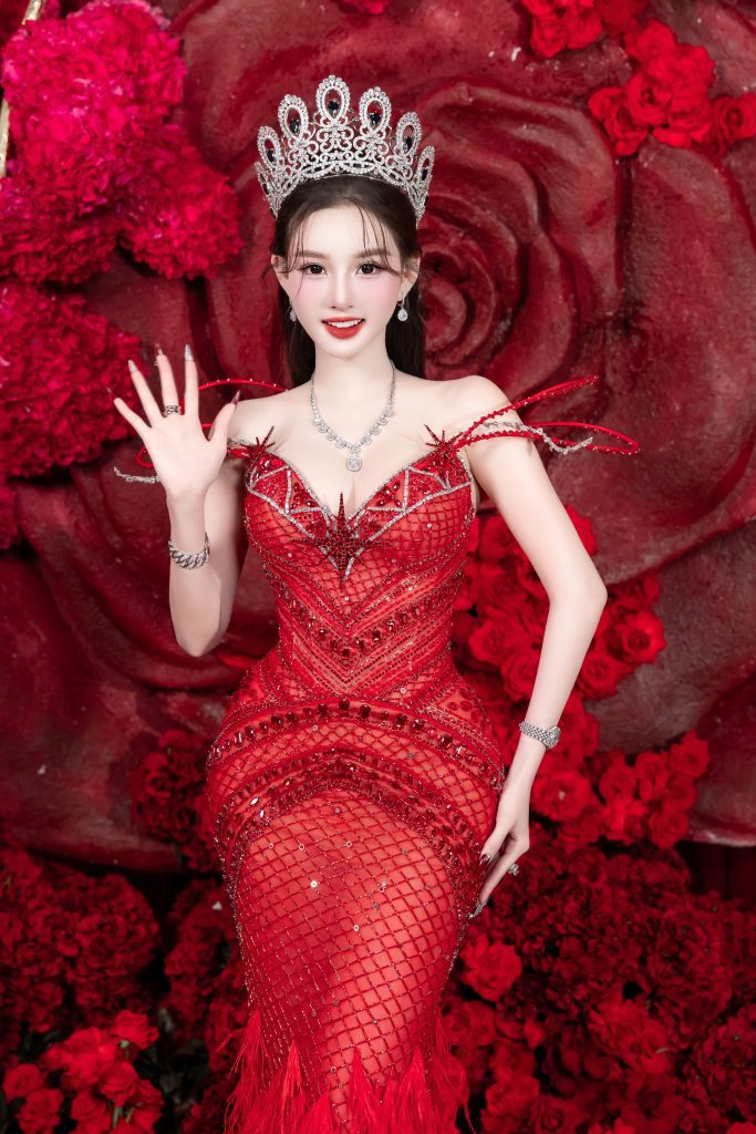 Lâm Khánh Chi khoe đường cong, Hoàng Kim Ngân rạng rỡ trong tiệc sinh nhật của hoa hậu Kiều Vũ- Ảnh 1. Lâm Khánh Chi khoe đường cong, Hoàng Kim Ngân rạng rỡ trong tiệc sinh nhật của hoa hậu Kiều Vũ- Ảnh 1.