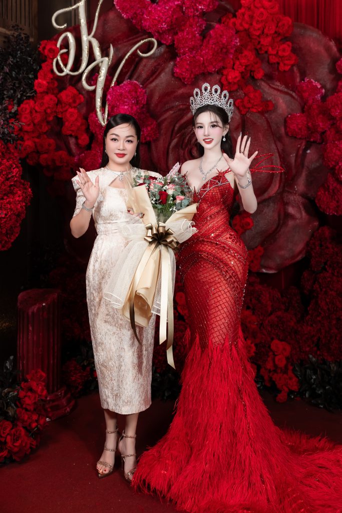 Lâm Khánh Chi khoe đường cong, Hoàng Kim Ngân rạng rỡ trong tiệc sinh nhật của hoa hậu Kiều Vũ- Ảnh 4. Lâm Khánh Chi khoe đường cong, Hoàng Kim Ngân rạng rỡ trong tiệc sinh nhật của hoa hậu Kiều Vũ- Ảnh 4.